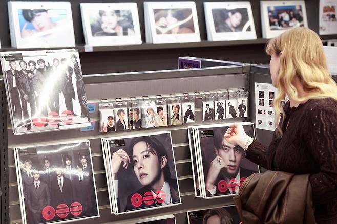 지난달 31일 서울 중구 명동 케이팝 굿즈샵 '케이메카' 본점에서 외국인 관광객들이 BTS '아리랑' 앨범을 둘러보고 있는 모습. /뉴스1