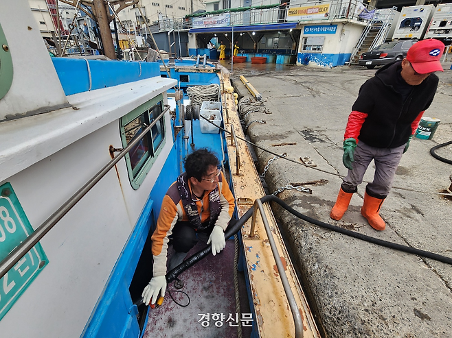 부산 다대 위판장에서 1일 오전 어민 방재광 씨가 급유를하고 있다. 김준용 기자