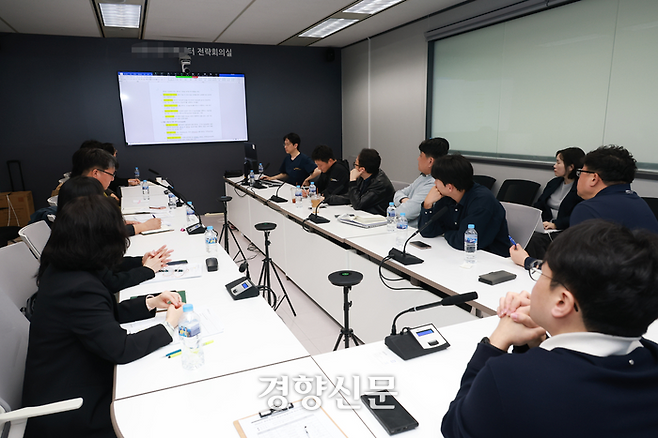 지난달 30일 광주광역시 한 사무실에서 광주시응급의료지원단 소속 응급의료진, 지자체 공무원, 구급대원들이 참여한 광주응급의료지원단 회의가 열리고 있다. 정지윤 선임기자