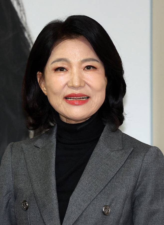 “장 대표에 드릴 말 없다” 국민의힘 대구시장 후보 경선에서 공천 배제(컷오프)된 이진숙 전 방송통신위원장이 6일 대구 시내 선거캠프에서 기자들 질문에 답하고 있다. 연합뉴스