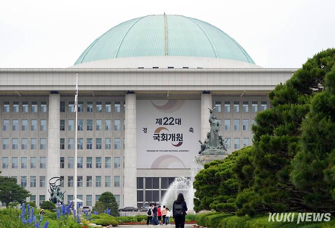 제22대 국회 개원 첫날인 2024년 5월30일 서울 여의도 국회 본관에 개원 축하 현수막이 걸려있다. 박효상 기자