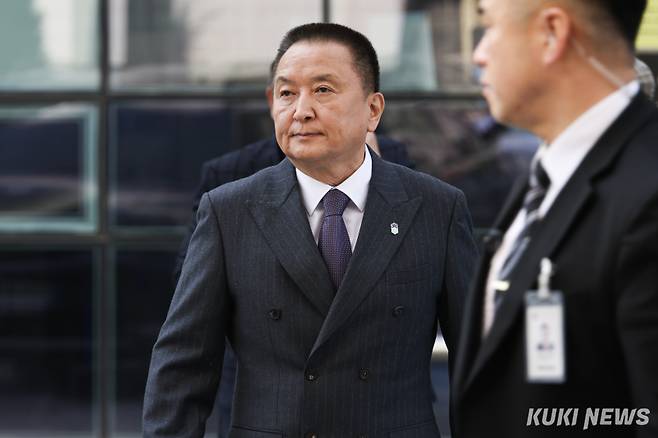 김영환 충북지사가 지난달 23일 서울 양천구 남부지방법원에서 열린 지방선거 컷오프(공천 배제) 효력정지 가처분 신청 심문 출석을 위해 법정으로 향하고 있다. 남동균 기자