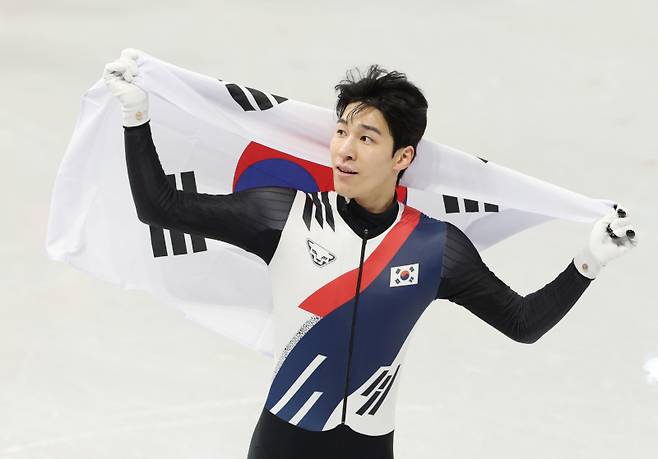 14일(현지시간) 이탈리아 밀라노 아이스스케이팅 아레나에서 열린 2026 밀라노-코르티나담페초 동계올림픽 쇼트트랙 남자 1500m 결승에서 은메달을 따낸 황대헌이 기뻐하고 있다. 연합뉴스