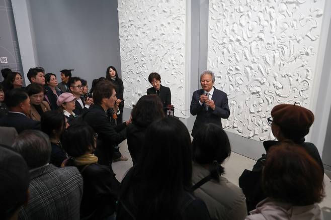 김영원 조각가가 김해시립김영원미술관 개관식에 참석해 작품 설명을 하고 있다. 김해시 제공