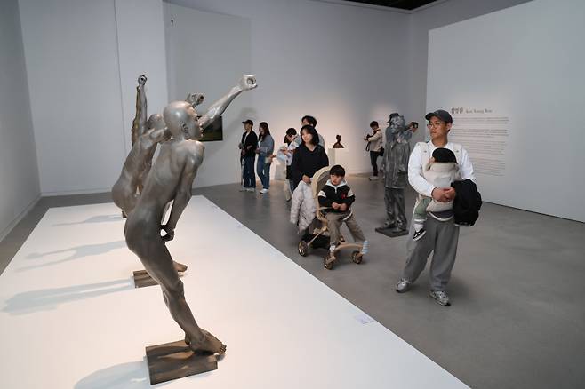 김해시민들이 김해시립김영원미술관 전시 작품을 관람하고 있다. 김해시 제공