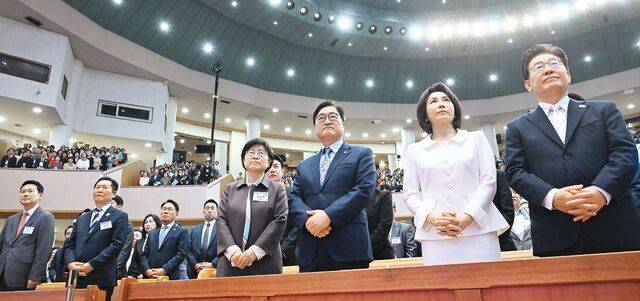 이재명 대통령과 김혜경 여사가 5일 서울 여의도 여의도순복음교회에서 열린 2026년 한국교회 부활절 연합예배에 참석하고 있다. 이 대통령은 한국교회에 위기 극복과 국민 통합에 앞장서 달라고 주문했다. 오른쪽부터 이 대통령 내외, 우원식 국회의장 내외, 정청래 더불어민주당 대표, 장동혁 국민의힘 대표. 김지훈 기자