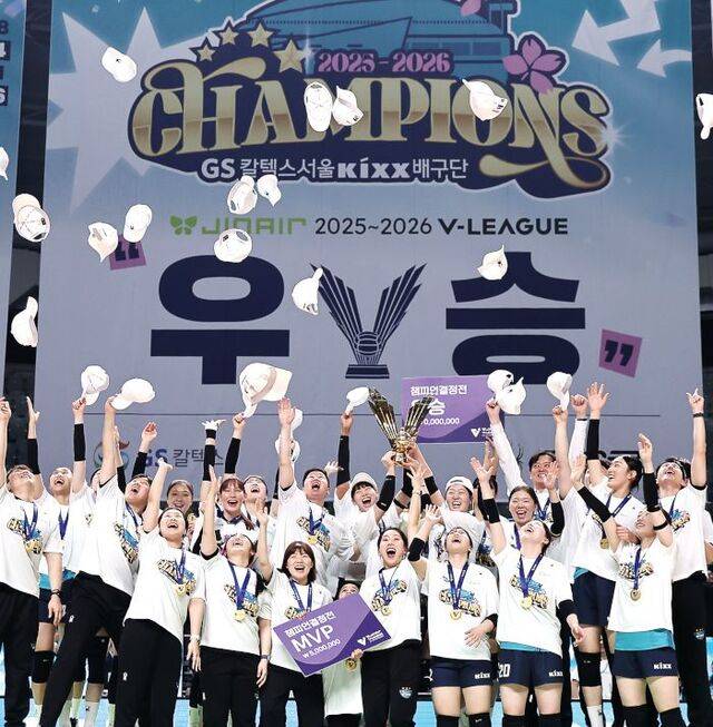 5일 서울 장충체육관에서 열린 V리그 여자부 한국도로공사와의 챔피언결정전 3차전에서 승리한 GS칼텍스 선수 및 구단 관계자들이 모자를 던져 올리며 챔프전 우승의 기쁨을 만끽하고 있다. 연합뉴스