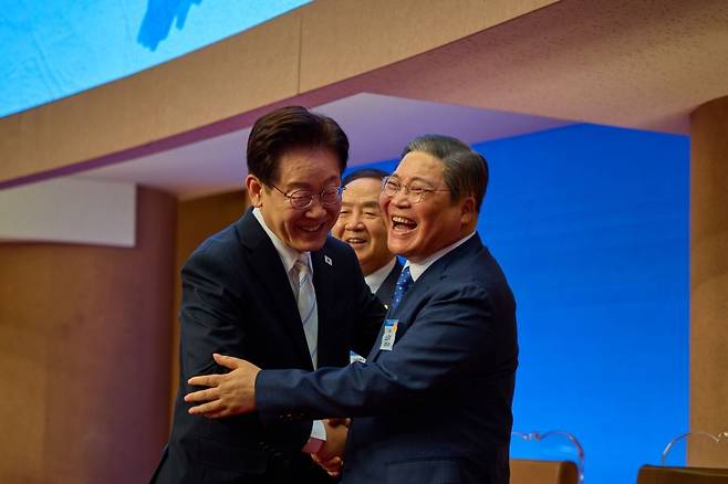 이재명 대통령이 5일 서울 여의도순복음교회에서 열린 2026 부활절 연합예배에서 소강석 목사와 인사를 하고 있다.청와대 제공