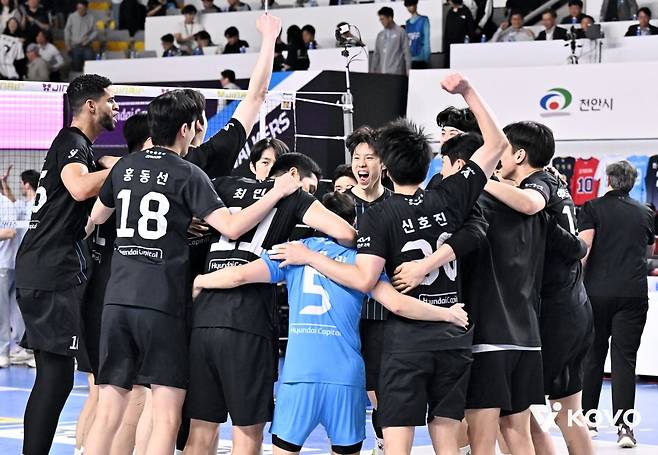 현대캐피탈 선수들이 6일 충남 천안유관순체육관에서 열린 2025-2026 V리그 남자부 챔프전 3차전에서 승리한 뒤 코트에 모여 기뻐하고 있다. 한국배구연맹(KOVO) 제공