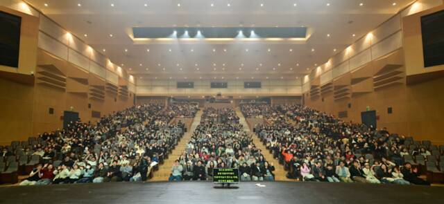 반월아트홀 대공연장에 관람객들이 객석을 가득 메우며 문화예술에 대한 높은 관심을 보여주고 있다. 포천시 제공