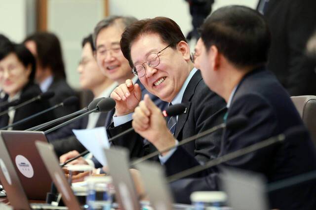 이재명 대통령이 6일 청와대에서 열린 국무회의 겸 비상경제점검회의에서 구윤철 부총리 겸 재정경제부 장관과 대화하고 있다. 연합뉴스