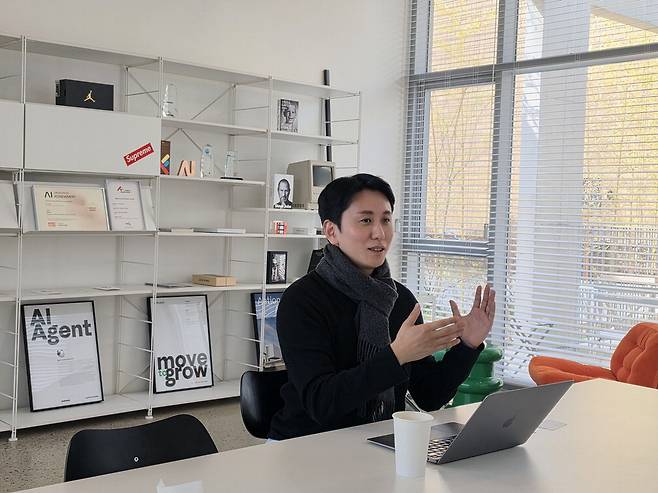 이승현 인핸스 대표가 매일경제와 인터뷰를 하고 있다.  인핸스