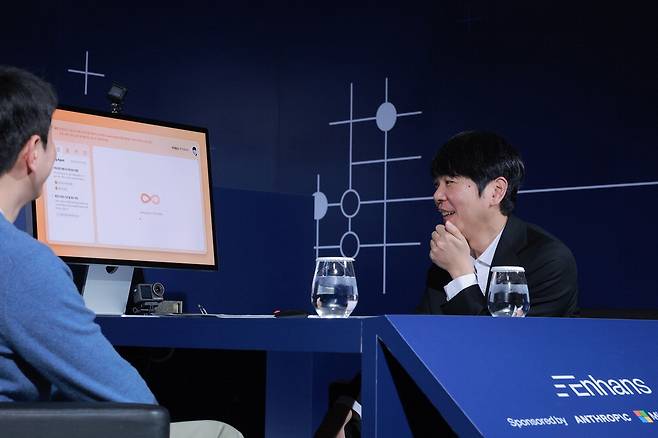 바둑기사 이세돌 9단이 9일 서울 종로구 포시즌스호텔에서 AI 스타트업 인핸스가 주최한 '에이전틱 AI 상용화 글로벌 캠페인'에 참석해 인핸스의 AI 에이전트와 실시간 협업하는 기술을 시연하고 있다.  연합뉴스