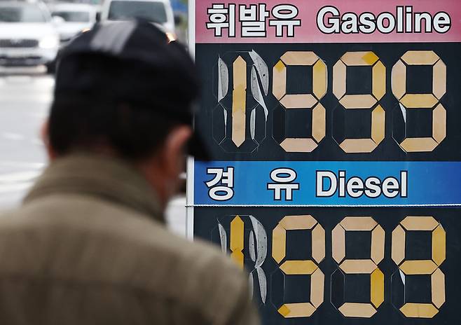 중동 사태 영향으로 국내 기름값 오름세가 계속되면서 당정이 ‘주유소 사후정산제’를 폐지하기로 한 6일 오전 서울 시내 주유소에서 시민들이 차량에 기름을 넣고 있다.뉴스1