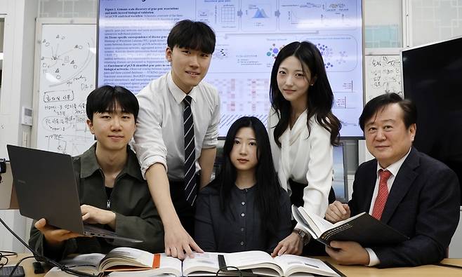 서울대 의대  창업동아리 ‘엠디위너스’는 2007년 김주한 교수(오른쪽)가 만들었다. 국내 의사과학자 1호인 김 교수는 창업을 금기시하던 시절부터 제자들에게 ‘남다른 생각’을 심어주는 데 힘썼다. [김호영기자]