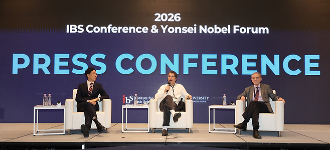 6일 서울 연세대학교에서 열린 기초과학연구원(IBS) 콘퍼런스 기자간담회에서 2024년 노벨 화학상 수상자인 데이비드 베이커 미국 워싱턴대 교수가 취재진의 질문에 답하고 있다. 왼쪽부터 천진우 IBS 나노의학 연구단장, 베이커 교수, 2013년 노벨 생리의학상 수상자인 랜디 셰크먼 미국 UC버클리 교수. [사진=연합뉴스]