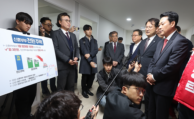 국민의힘 장동혁 대표가 6일 인천 계양구 계산동 천원주택 사업이 진행 중인 한 빌라를 방문, 현황을 보고받고 있다. [공동취재]