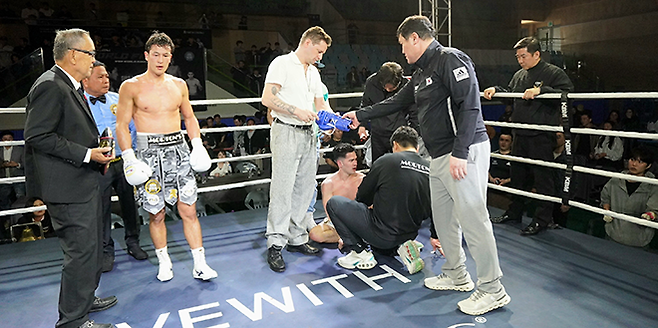 2026년 4월 경기도 남양주체육문화센터에서 열린 세계복싱협회 라이트급 아시아 타이틀매치가 3라운드 TKO로 끝난 후 타이틀 2차 방어에 성공한 최시로와 패배한 도전자 조반니 카브레라 미올레티의 희비가 엇갈리고 있다. 사진=한국복싱커미션 KBM