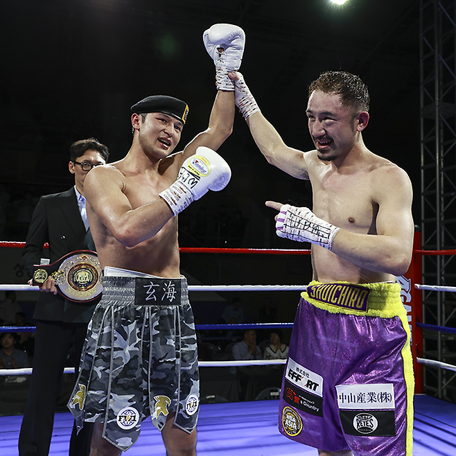 세계복싱기구 아시아태평양 및 동양태평양복싱연맹 통합 챔피언을 지낸 요시노 슈이치로가 2025년 4월 세계복싱협회 라이트급 아시아 제패 실패 후 타이틀 1차 성공 챔피언 최시로를 인정하고 있다. 사진=FINAL FLASH 박종혁 작가 제공