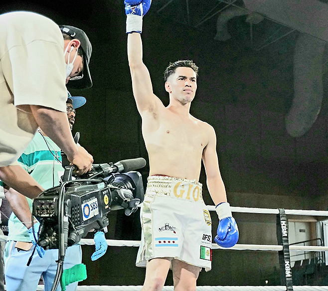 조반니 카브레라 미올레티가 2026년 4월 경기도 남양주체육문화센터 특설 링에서 세계복싱협회 라이트급 아시아 타이틀매치 도전자로 소개되고 있다. 사진=한국복싱커미션 KBM