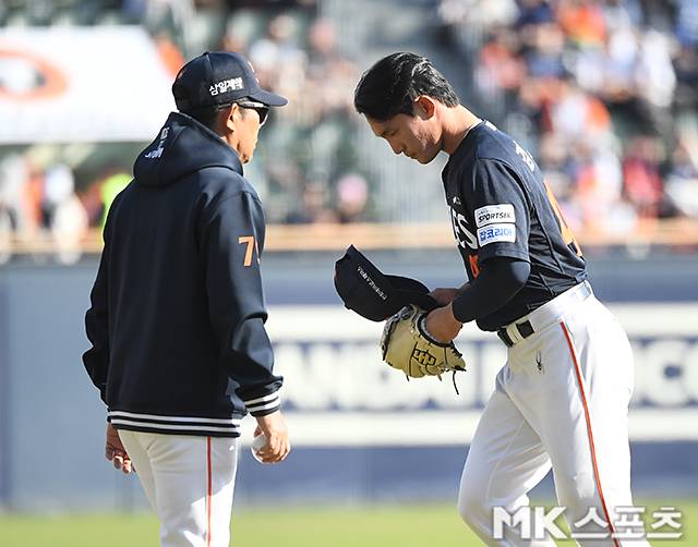5일 서울 잠실야구장에서 ‘2026 프로야구’ 한화 이글스와 두산 베어스의 경기가 열렸다. 8회말 마운드 내려가는 한화 김도빈. 사진(잠실 서울)=천정환 기자