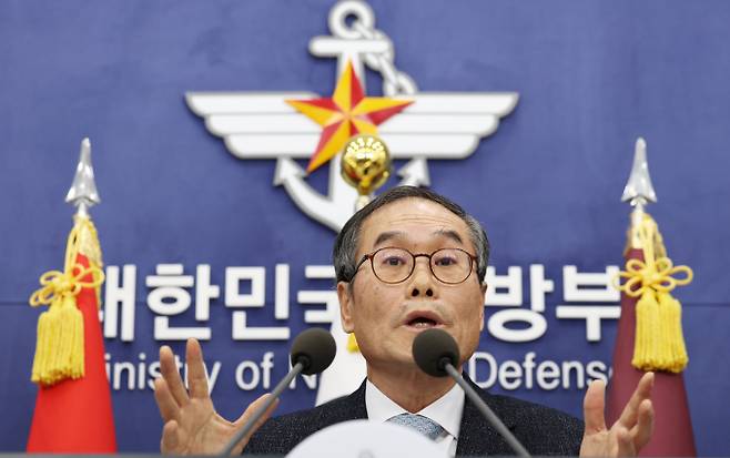 방산 비리에 대한 해법으로 방사청이 설립됐다. 방사청의 3대 목표(투명성, 효율성, 전문성) 중 투명성이 가장 앞에 오는 것도 같은 맥락이다. 속도전이 핵심인 새로운 전쟁의 시대에는 투명성에 대한 강박으로 '신속한 도입'이 저해될 수 있다는 우려가 제기된다. 사진은 이용철 방위사업청장. /사진=뉴스1