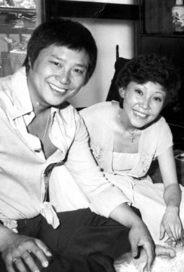 남진(왼쪽)과 윤복희의 다정한 모습. 자료사진