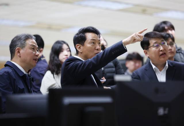 오세훈(가운데) 서울시장이 6일 서울 성동구 서울교통공사 제2관제센터를 찾아 무선통신기반 열차제어시스템(CBTC) 도입 준비 현황을 점검하고 있다. 연합뉴스