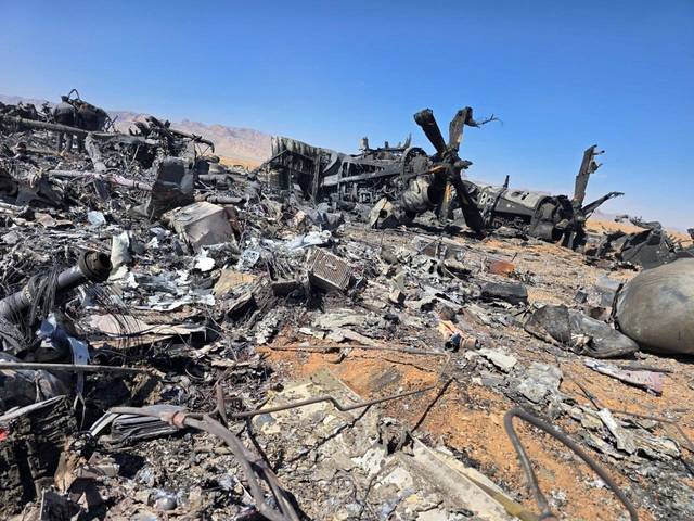 미군 수송기 잔해  : 이란이 이스파한에서 미군 C-130 수송기 1대와 블랙호크 헬리콥터 2대를 격추했다며 5일 SNS에 공개한 사진. 이란은 미군의 F-15E 조종사와 무기체계 장교 구출 작전 중이던 이들 항공기를 격추했다고 주장했다.  로이터 연합뉴스