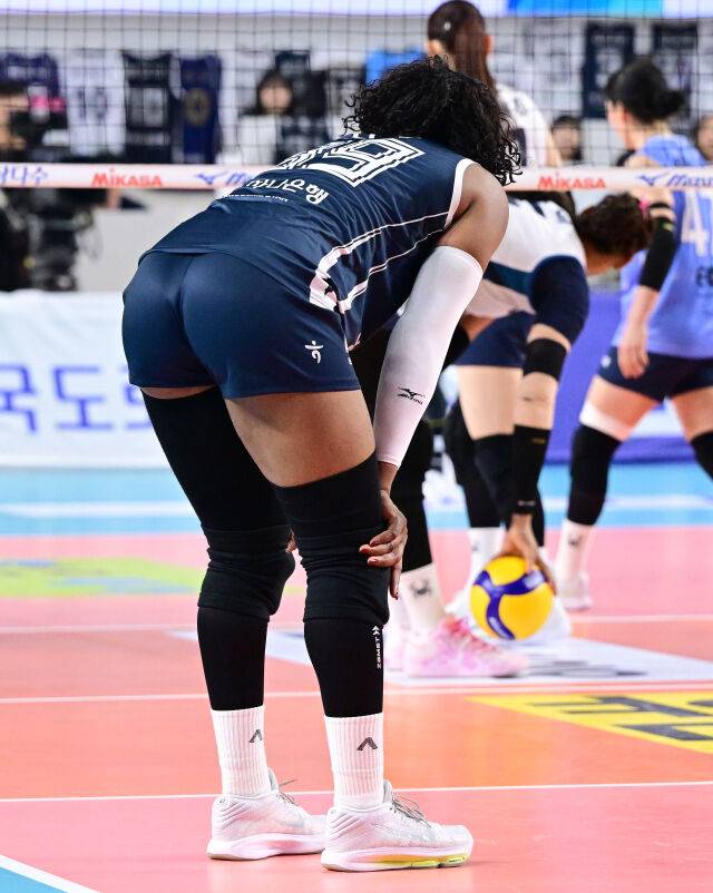 한국도로공사 모마가 아쉬워하고 있다 / 한국배구연맹(KOVO)