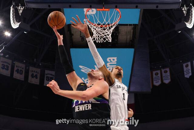 웸반야마(오른쪽)를 피해 레이업하는 요키치. /게티이미지코리아