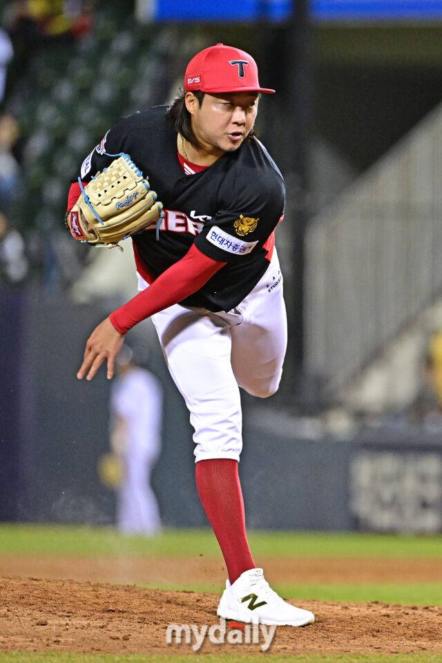 31일 서울 잠실야구장에서 열린 '2026 신한 SOL BANK KBO리그' LG 트윈스와 KIA 타이거즈 경기. KIA 김범수가 8회말 마운드에 올라 힘차게 투구하고 있다./마이데일리