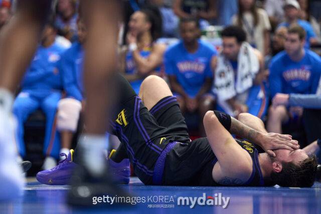 3일 오클라호마시티 선더와 경기에서 부상해 고통스러워하는 돈치치. /게티이미지코리아