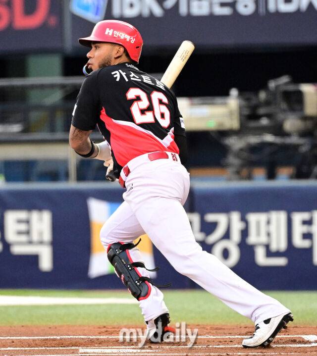 2026년 4월 1일 오후 서울 잠실구장에서 '2026 신한 SOL KBO리그' KIA 타이거즈와 LG 트윈스의 경기. KIA 카스트로가 1회초 무사 2루서 타격하고 있다./마이데일리