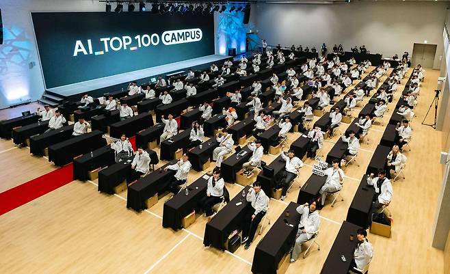 지난 4일 카카오 AI 캠퍼스에서 열린 ‘AI TOP 100 (CAMPUS)’ 성료를 기념하며 참가자들이 포즈를 취하고 있다. [카카오 제공]