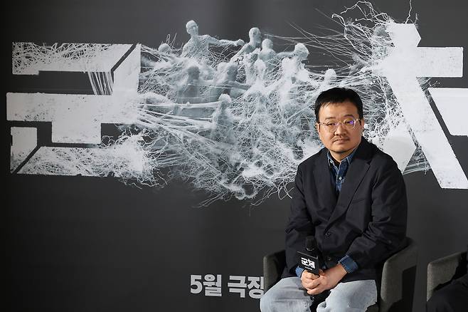 연상호 감독이 6일 서울 용산구 CGV용산아이파크몰에서 열린 영화 ‘군체’ 제작보고회에서 취재진의 질문을 듣고 있다. [연합]