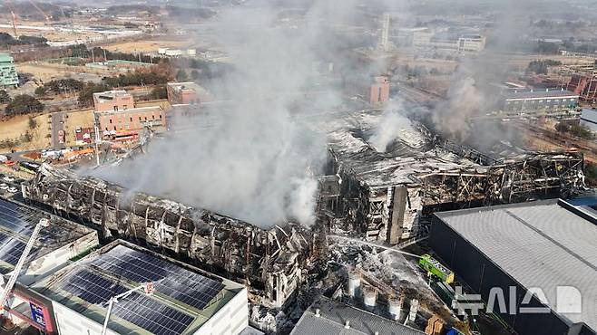 [음성=뉴시스] 연종영 기자 = 31일 오전 11시 소방당국이 충북 음성군 생필품 제조공장 화재 현장에서 진화작업을 벌이고 있다. 2026.01.31. jyy@newsis.com