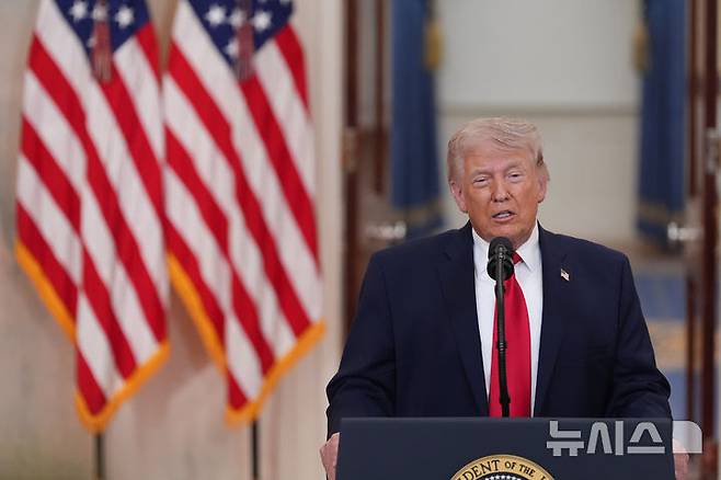 [워싱턴=AP/뉴시스] 도널드 트럼프 미국 행정부가 이란 영토에서 실종된 미군 장교 구조에 최정예 특수부대와 B-1 폭격기 편대 등 가용 전력을 총력 투입한 것으로 알려졌다. 이 과정에서 항공기 2대 등 일부 전력을 손실했다. 사진은 트럼프 대통령이 1일(현지 시간) 백악관 크로스홀에서 이란 전쟁 관련 대국민 연설을 하는 모습. 2026.04.06.