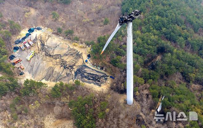 [영덕=뉴시스] 이무열 기자 = 지난 3월 24일 경북 영덕군 영덕읍 창포리 풍력발전단지 내 한 풍력발전기가 전날 화재로 까맣게 탄 채 서 있다. 2026.03.24. lmy@newsis.com