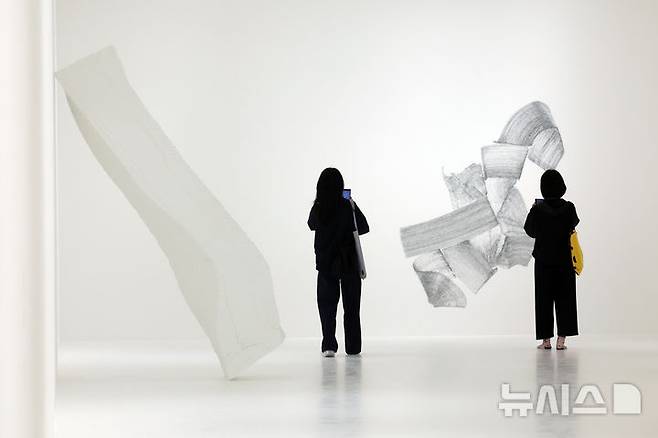 [원주=뉴시스] 박진희 기자 = 한솔문화재단의 뮤지엄 SAN은 6일 강원 원주시 뮤지엄 산에서 한국 현대 미술 작가 이배의 개인전 'En attendant: 기다리며' 기자간담회를 갖고 숯을 매개로 자연과 인간, 시간과 존재가 교차하는 관계망을 심층적으로 조망한 작품 'White'를 선보이고 있다. 이번 전시는 뮤지엄 SAN 개관 이래 최초로 선보이는 국내 작가 개인전이다. 2026.04.06. pak7130@newsis.com