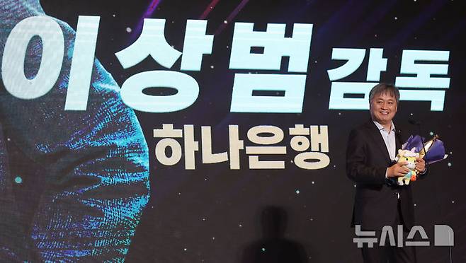 [서울=뉴시스] 홍효식 기자 = 6일 서울 용산구 서울드래곤시티에서 열린 2025-2026 여자프로농구 정규리그 시상식에서 지도상을 수상한 하나은행 이상범 감독이 소감을 밝히고 있다. 2026.04.06. yesphoto@newsis.com