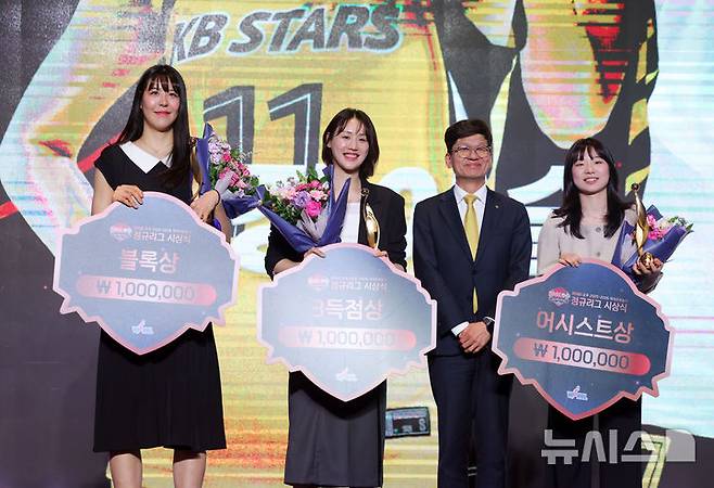 [서울=뉴시스] 홍효식 기자 = 6일 서울 용산구 서울드래곤시티에서 열린 2025-2026 여자프로농구 정규리그 시상식에서 블록상을 수상한 KB스타즈 박지수, 3득점상을 수상한 KB스타즈 강이슬, 어시스트상을 수상한 KB스타즈 허예은이 기념촬영하고 있다. 2026.04.06. yesphoto@newsis.com