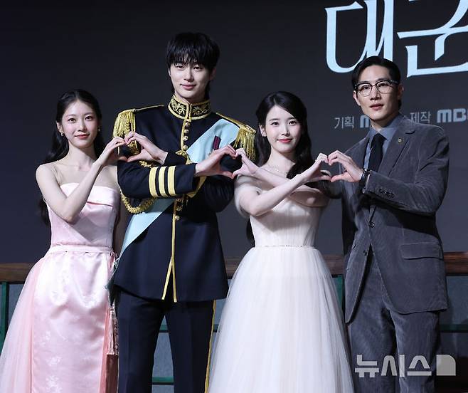 [서울=뉴시스] 조수정 기자 = 6일 오후 서울 강남구 조선팰리스 서울강남에서 열린 MBC 금토드라마 '21세기 대군부인' 제작발표회에서 배우들이 포토타임 때 포즈를 취하고 있다. 왼쪽부터 공승연, 변우석, 아이유(이지은), 노상현. 21세기 대군부인은 오는 10일부터 방송한다. 2026.04.06. chocrystal@newsis.com