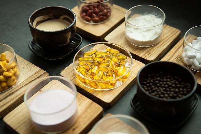 [서울=뉴시스] 지난 1일(현지시각) 영국 데일리메일은 골웨이 대학교가 주도한 연구 결과를 인용하여 중년기에 비타민 D 수치가 높을수록 치매와 연관성이 깊은 단백질 '타우'의 수치가 낮아진다고 보도했다.  (사진=유토이미지)