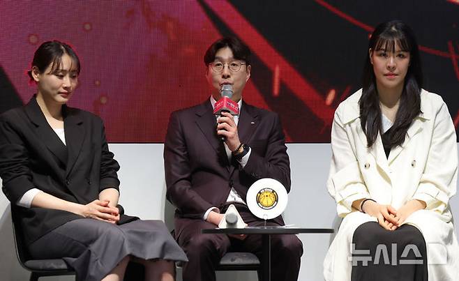 [서울=뉴시스] 홍효식 기자 = 6일 서울 용산구 서울드래곤시티에서 열린 2025-2026 여자프로농구 포스트시즌 미디어데이에서 KB스타즈 김완수(가운데) 감독이 출사표를 던지고 있다. 2026.04.06. yesphoto@newsis.com