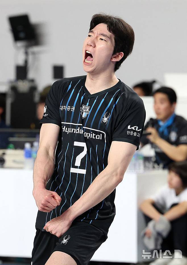 [천안=뉴시스] 이영환 기자 = 6일 오후 충남 천안시 서북구 유관순체육관에서 열린 2025-2026 V-리그 남자부 챔피언결정전 3차전 현대캐피탈과 대한항공의 경기, 현대캐피탈 허수봉이 서브 득점 후 기뻐하고 있다. 2026.04.06. 20hwan@newsis.com