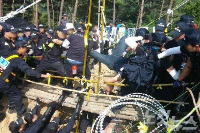 밀양 송전탑 행정대집행. 최호영 기자