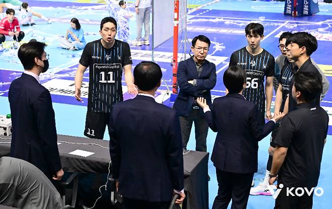 판정에 항의하는 현대캐피탈. 한국배구연맹