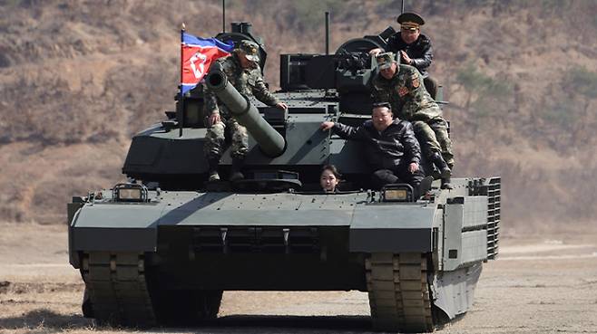 북한 김정은 국무위원장의 딸 주애가 지난달 19일 평양 제60훈련기지에서 열린 협동공격전술 연습에 동행해 아버지와 군간부들을 태우고 탱크를 직접 운전하고 있다. 연합뉴스