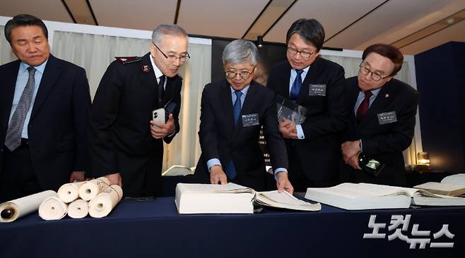 나이영 CBS 사장, 김병윤, 박상태 CBS 재단이사, 최인수 기독교한국침례회 총회장 등 참석자들이 6일 서울 목동 CBS 사옥에서 열린 '2026 대한민국 성경필사전'을 관람하고 있다.  "기록된 말씀, 이어지는 믿음"이라는 주제로 열리는 '대한민국 성경필사전'의 관람은 무료로 진행되며, 평일은 오전 10시부터 오후 5시까지 운영된다. 월요일과 공휴일은 휴관이며, 일요일은 20인 이상 단체에 한해 예약제로 관람이 가능하다. 박종민 기자